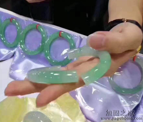 女子摔斷30萬玉鐲后竟不知所蹤，手鐲能進(jìn)行改造加固設(shè)計(jì)？