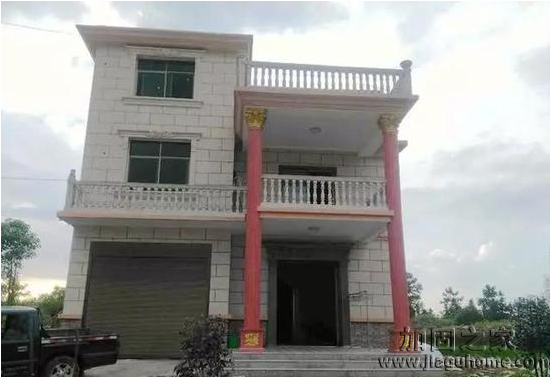 江西包工頭花50萬自建農(nóng)村土樓，外觀丑爆但房屋地基穩(wěn)固。