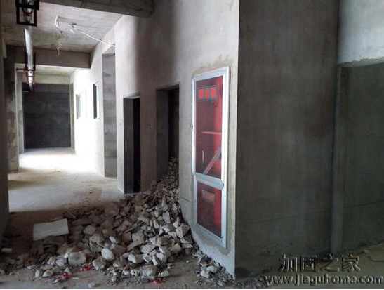 鳳凰新城小區(qū)某公辦性質(zhì)的幼兒園建成已四年，目前還未投入使用，外觀美麗里面卻沒(méi)有任何裝修