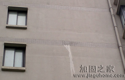 學(xué)校大樓外墻出現(xiàn)滲水情況該如何處理？
