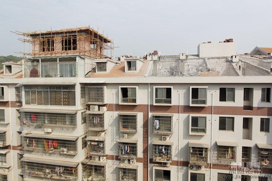 住戶屋頂防水補漏闖三關(guān)，原因竟是小區(qū)違章搭建堵通道