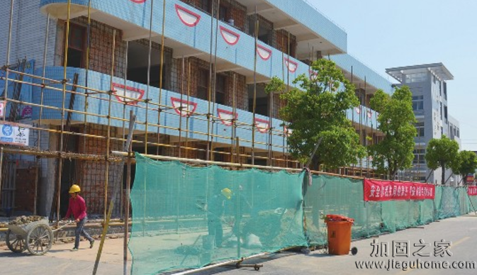 8月，全國多所中小學校園改造加固工程正火熱進行