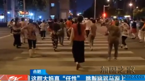 廣場舞大媽又占馬路，急需改造新舊建筑作為新“舞臺”