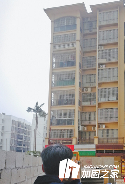 廣西某小區(qū)住宅房屋開(kāi)裂，業(yè)主連夜撤離！