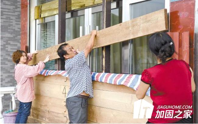 房屋因?yàn)槭裁丛蛐枰龆ㄆ跈z查房屋鑒定，還是因?yàn)榉课堇匣? width=