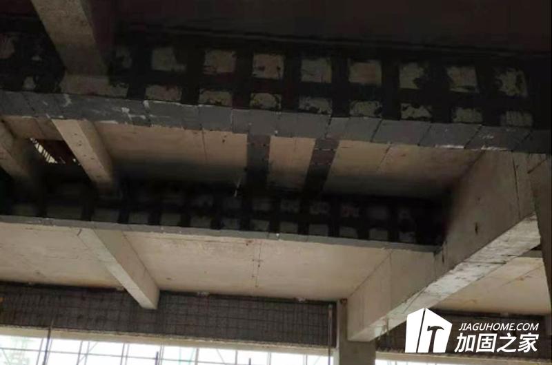 采用粘鋼加固，做好加固工程