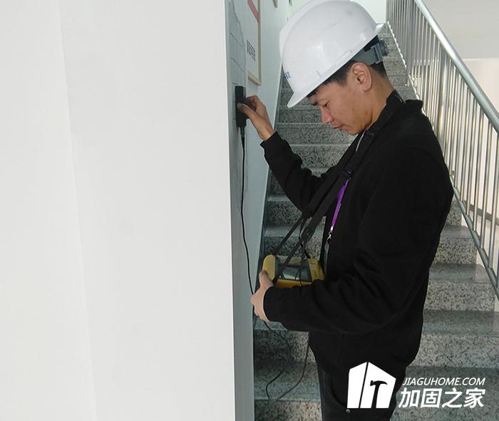 施工可能影響房屋安全，應(yīng)及時(shí)進(jìn)行檢測(cè)鑒定