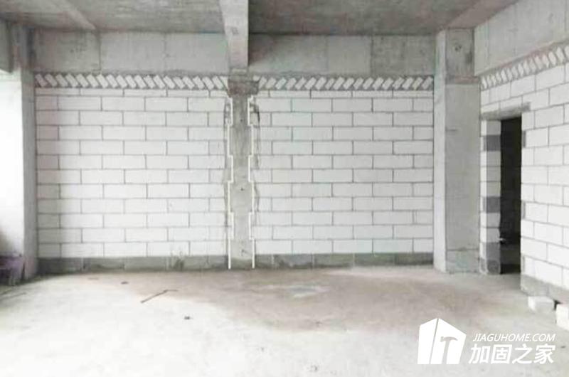 做好現(xiàn)澆板的養(yǎng)護工作，是保證混凝土強度、防治裂縫產(chǎn)生的重要環(huán)節(jié)之一。